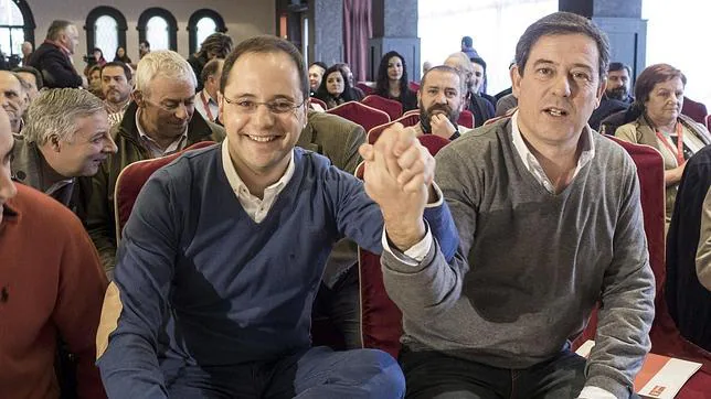 El secretario de organización del PSOE, César Luena; con el líder de los socialistas gallegos, Gómez Besteiro