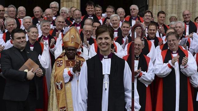 La reverenda Libby Lane (c) posa para los fotógrafos tras ser consagrada nueva obispa de la Iglesia de Inglaterra en la catedral de York (Reino Unido) este lunes