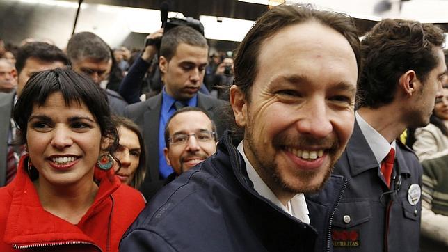 La gaditana Teresa Rodríguez, en la imagen de rojo junto a Pablo Iglesias, podría ser la candidata de Podemos a la presidencia de la Junta de Andalucía