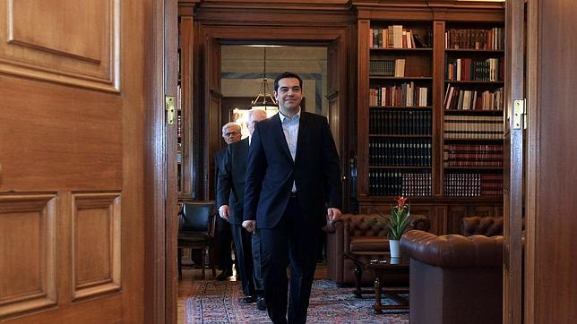 Tsipras aumenta el tamaño de los ministerios y se rodea de personas de su confianza