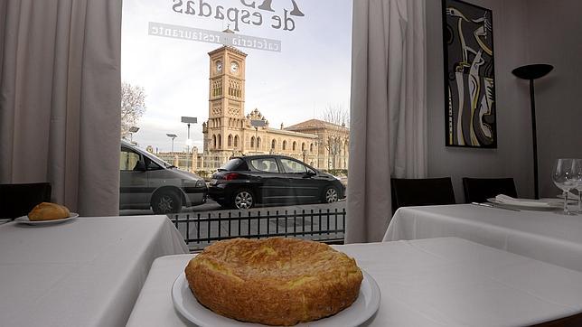 La tortilla del As de Espadas realizada con dieciocho huevos. Al fondo, la estación de tren de Toledo