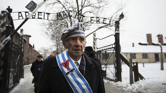 Flores y velas en el muro de la muerte para abrir el 70 aniversario de la liberación de Auschwitz