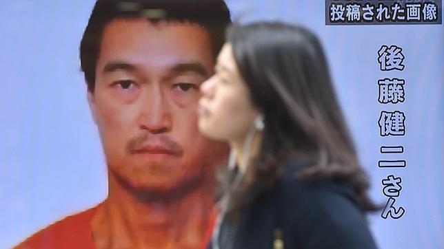 La TV japonesa muestra la imagen del periodista rehén, Goto, en una pantalla al aire libre en Tokio