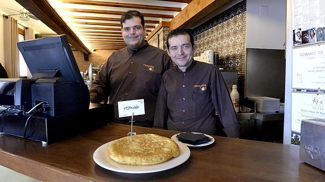Jorge e Iván Morales con una de sus históricas tortillas