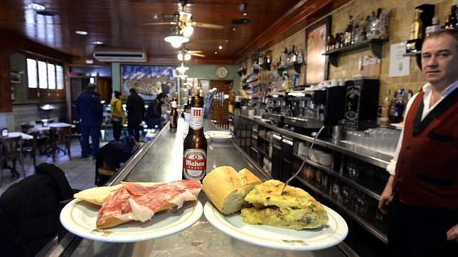José Luis Pérez, a la derecha, presenta su pulga de jamón de Guijuelo y su tortilla de patata
