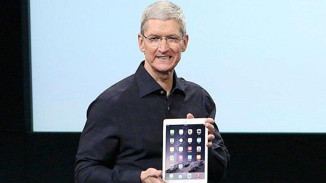 El consejero delegado de Apple, Tim Cook, durante la presentación del iPad Air 2