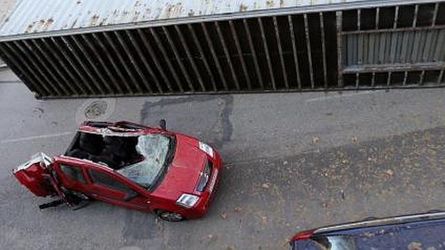 Un contenedor de cuatro toneladas cae sobre su coche... y sobrevive