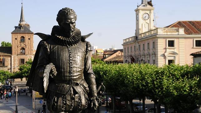 Cervantes, en la Plaza Mayor de Alcalá de Henares