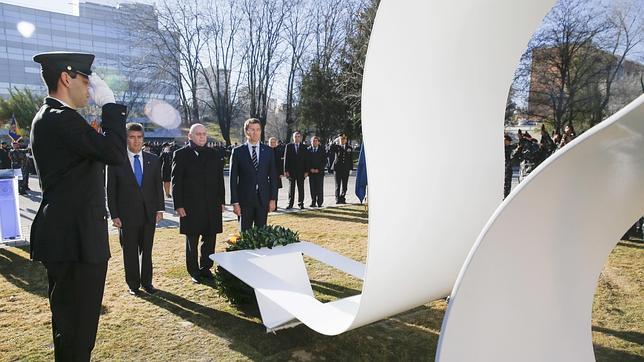 Políticos, familiares y compañeros homenajean a los héroes del Orzán