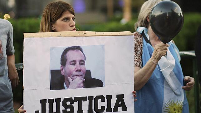 Varios argentinos piden justicia por el caso Nisman