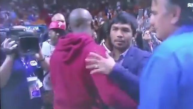 El amistoso abrazo entre Mayweather y Pacquiao