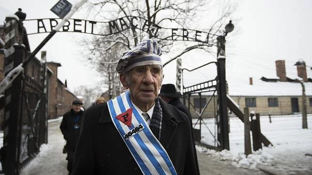 Miroslaw Celka, superviviente de Auschwitz, ayer junto a la puerta del campo