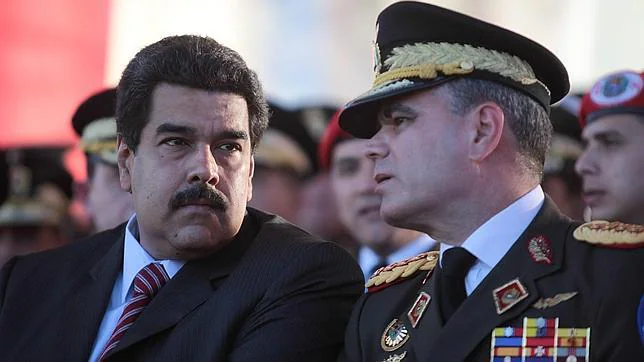 El presidente de Venezuela, Nicolás Maduro, con el ministro de Defensa Vladimir Padrino