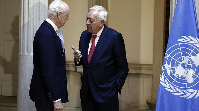 José Manuel García-Margallo conversa con el enviado especial de la ONU para Siria, Staffan de Mistura