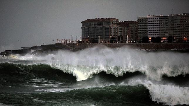 Las olas pueden llegar a los 7 metros de altura en La Coruña