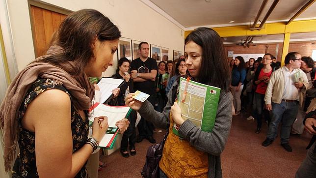 Una opositora muestra su DNI para hacer la prueba de acceso.