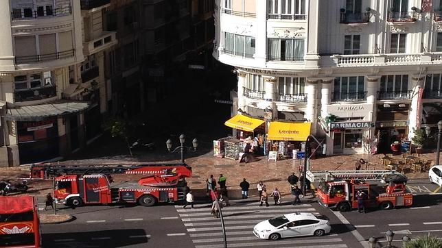 Los bomberos acordonan un tramo de la plaza del Ayuntamiento de Valencia