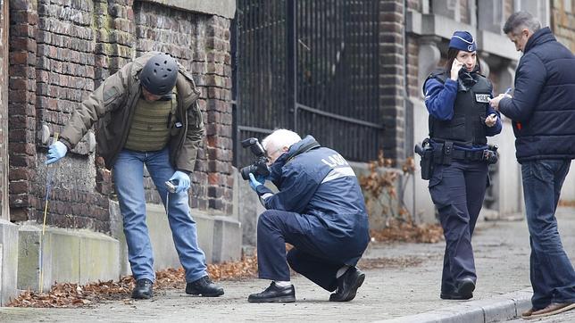 Bélgica permanece en alerta antiyihadista. En la imagen, registros tras la operación en Verviers