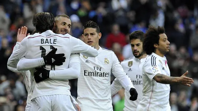 Bale y Benzema se abrazan en la goleada del Madrid
