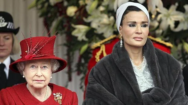 La Reina Isabel II de Inglaterra, junto a la Jequesa de Qatar Sheikha Mozah bint Nasser