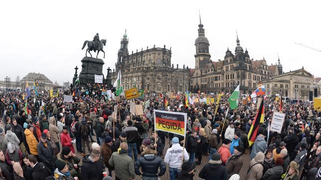 Pegida congrega a 17.300 simpatizantes en Dresde pese a la retirada de su líder