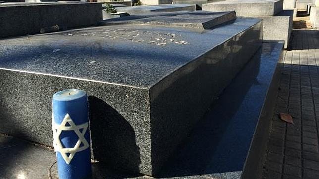 Solo hay un cirio en el cementerio, con los colores de la bandera israelí