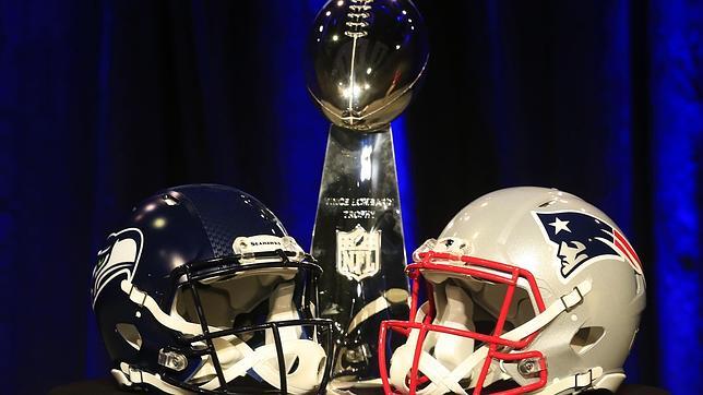 Los cascos de los Patriots y los Seahawks con el trofeo de campeón