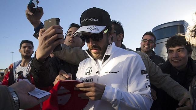 Alonso firma autógrafos en Jerez