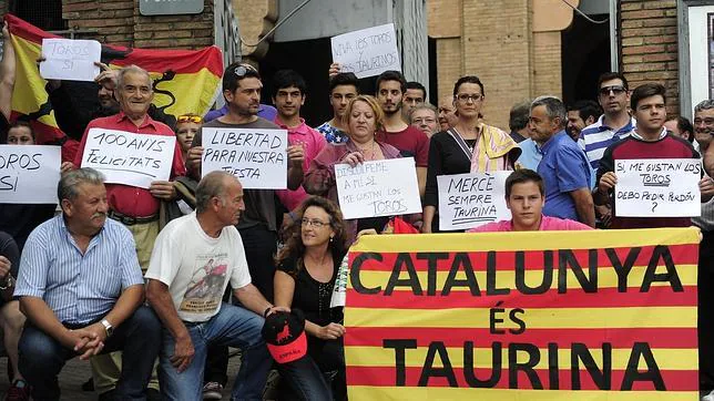 La afición catalana, a los pies de la Monumental de Barcelona, clama libertad