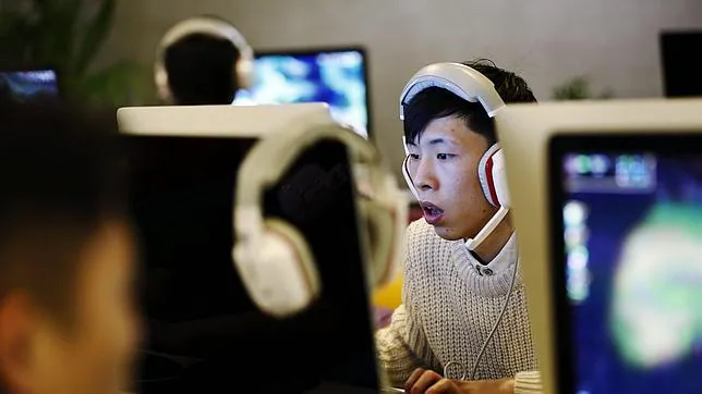 Un joven utiliza un ordenador en un cibercafé en Pekín (China)