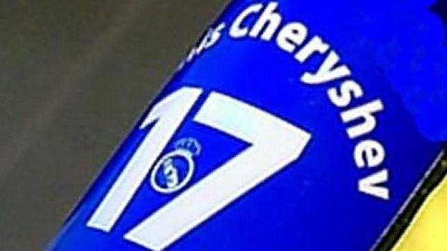 Las espinilleras de Cherysev, con el escudo del Real Madrid