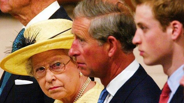 La Reina Isabel II mira al Príncipe Carlos