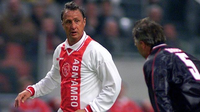 Cruyff, en un partido de veteranos con el Ajax