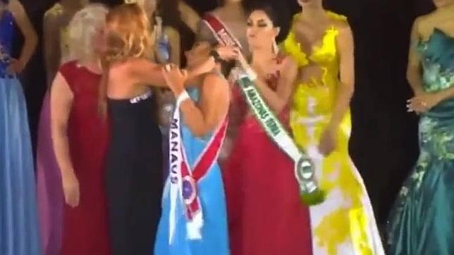 La finalista de Miss Amazonas se indigna y le arranca la corona a la ganadora