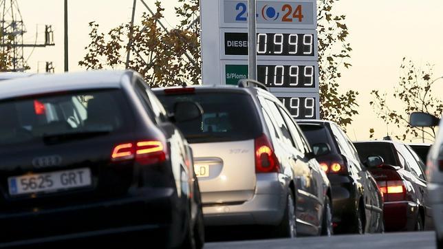 Los carburantes bajan en diciembre y los márgenes aumentan, según la CNMC