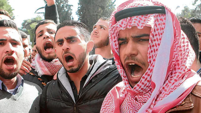 Protesta de estudiantes jordanos en Amán por el asesinato del piloto a manos de los yihadistas
