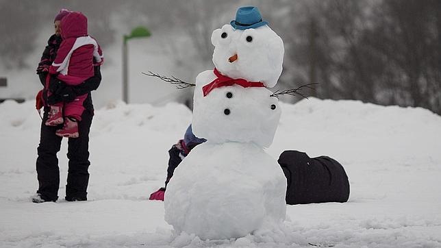 La nieve deja sin clase a 4.130 escolares gallegos y amenaza los trenes de larga distancia