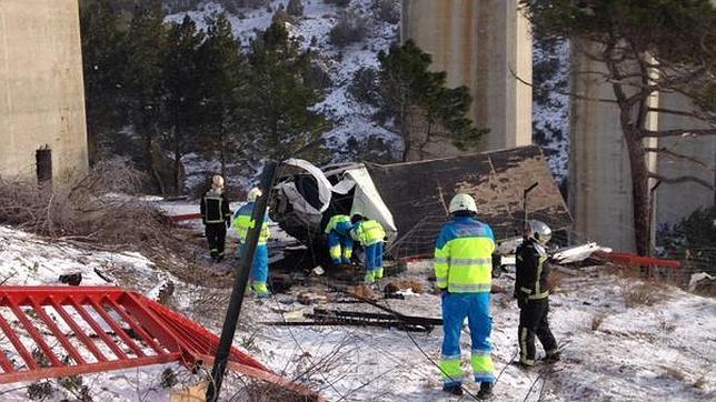 Muere el conductor de una furgoneta al caer de un puente a 35 metros