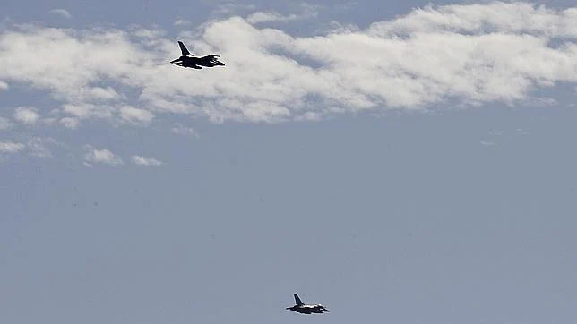 Aviones de la Fuerza Aérea jordana han sobrevuelan Amman, en una demostración de fuerza