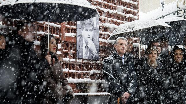 Homenaje unitario a Gregorio Ordóñez bajo la nieve