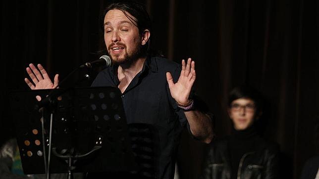 Pablo Iglesias, en Zaragoza. Tras él, su candidata para dirigir el partido en Aragón, la comunista Violeta Barba