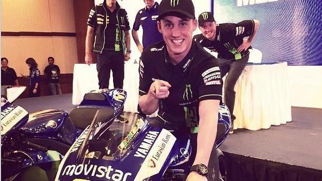 Pol Espargaró le roba la moto a Rossi