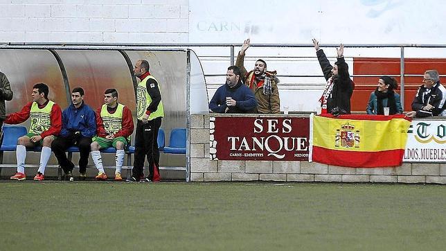 Un árbitro balear ordena retirar una bandera de España durante un partido