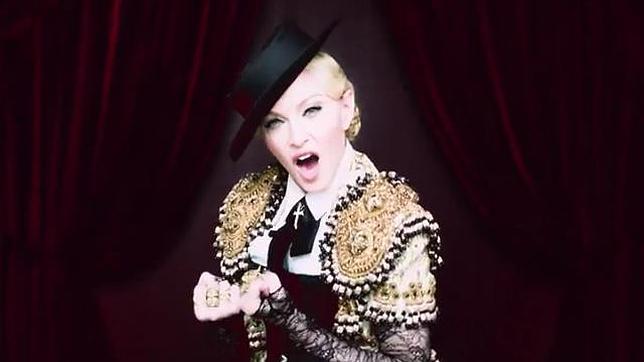 Madonna vuelve a vestirse de luces y a torear en su nuevo videoclip «Living for love»