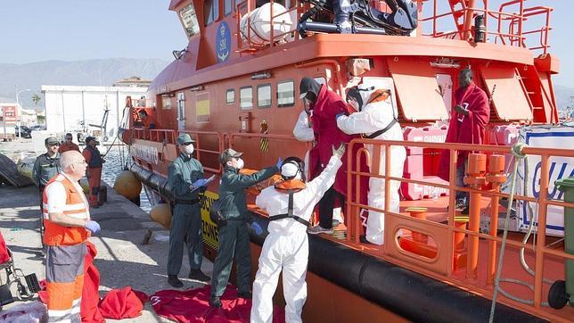 Salvamento Marítimo busca a los ocupantes de una patera en el Estrecho