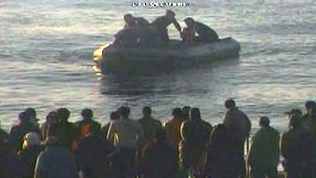 Captura del vídeo con una lancha de la Marina de Marruecos intentando interceptar a un grupo de inmigrantes en la playa del Tarajal, en febrero de 2014