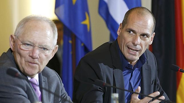 El ministro de Finanzas griego, Yanis Varoufakis, y su homólogo alemán, Wolfgang Schaeuble (izquierda), ayer durante una conferencia de prensa en Berlin