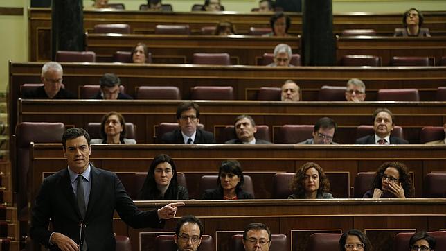 Diputados del PSOE escuchan una intervención de Pedro Sánchez en el Congreso
