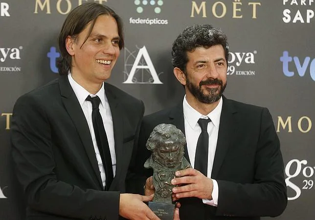 Alberto Rodríguez, director de «La isla mínima» (derecha), junto a su coguionista Rafael Cobos