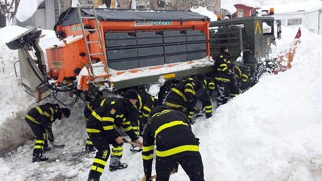 La nieve vuelve a cerrar la A-67 en Aguilar de Campoo